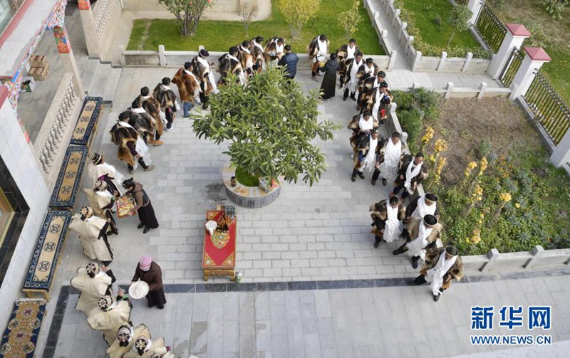 시짱 린즈시 바이구 바지촌 마을 사람들이 궁부 새해를 즐겁게 보내고 있다. [사진 출처: 신화망]