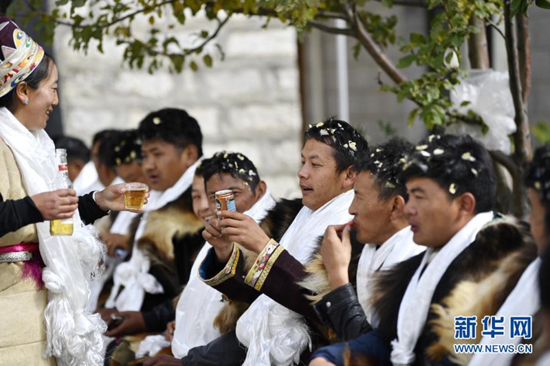 시짱 린즈시 바이구 바지촌 마을 사람들이 궁부 새해를 즐겁게 보내고 있다. [사진 출처: 신화망]