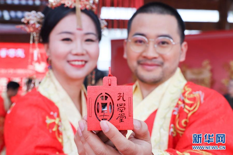 신랑 신부가 결혼식에서 친구에게 시탕(喜糖: 중국에서 결혼식 때 나누어주는 사탕)을 선물한다. [사진 출처: 신화망]
