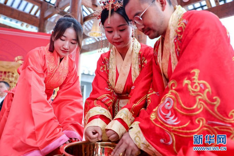 옥관(沃盥: 중국 결혼식에서 손을 씻는 의식)  [사진 출처: 신화망]