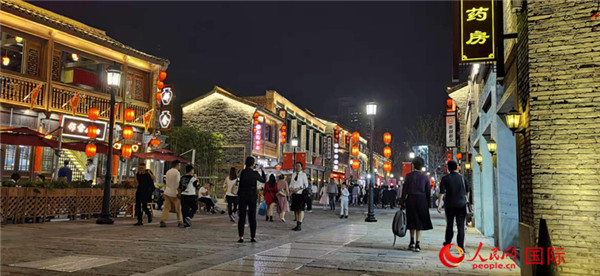 저녁에도 여전히 붐비는 옛 거리 [사진 출처: 인민망]