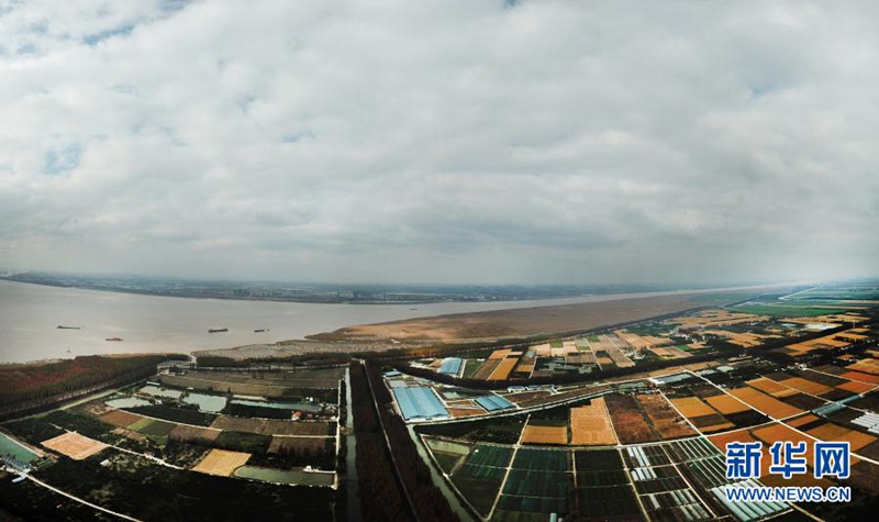 창장강은 충밍다오(崇明島) 앞과 장쑤성 하이먼(海門)시 사이의 바다로 흐른다. [2018년 8월 13일 드론 촬영/사진 출처: 신화망]