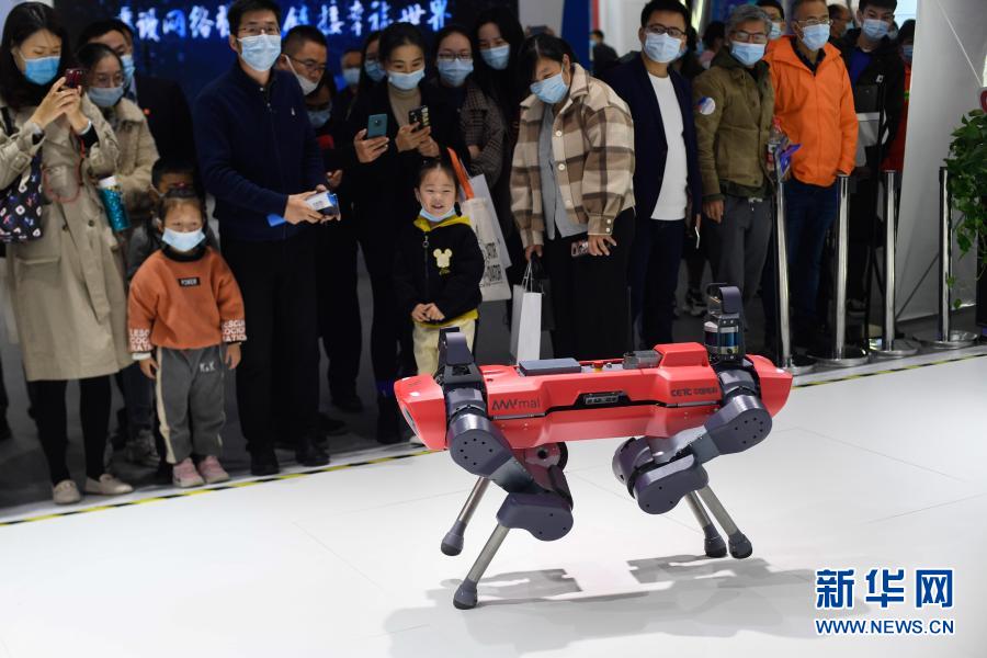 관람객들이 중국전자과학기술그룹(CETC) 전시 부스에서 선보인 4족 로봇을 보고 있다.  [사진 출처: 신화망]