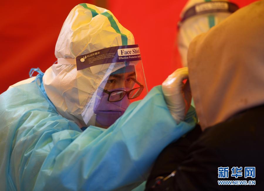 톈진 빈하이신구 주민이 타이다(泰達) 제2체육관 선별 진료소에서 핵산검사를 받고 있다. [11월 21일 촬영/사진 출처: 신화망]
