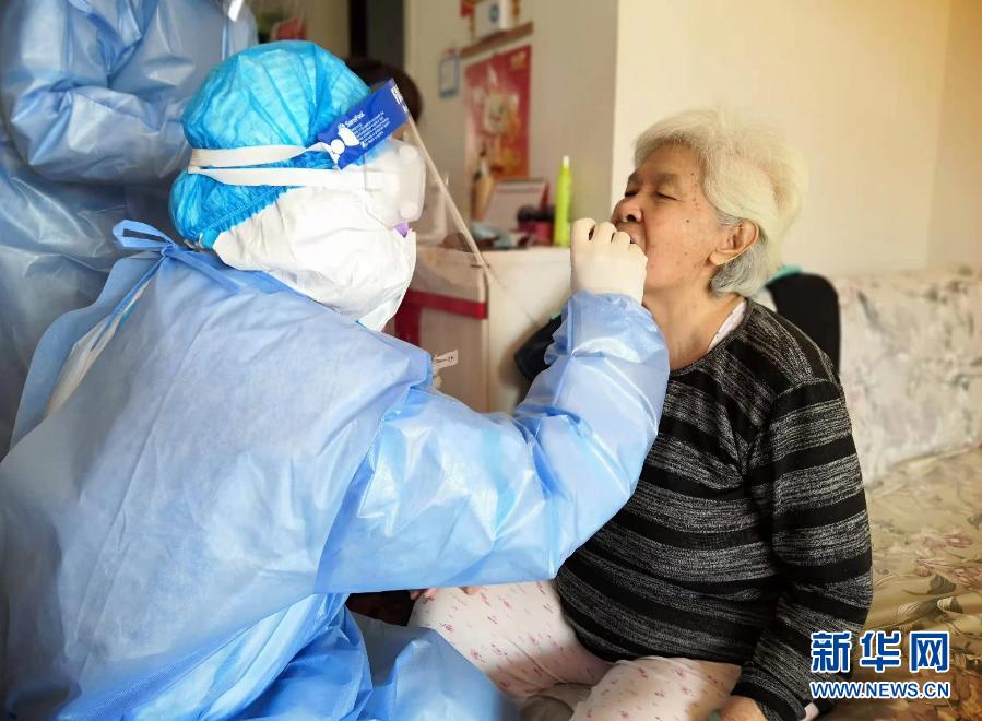 의료진이 빈하이신구 주민을 방문해 핵산검사를 하고 있다. [11월 22일 촬영/사진 출처: 신화망]