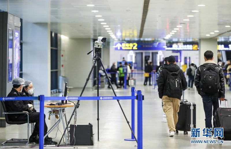 여행객들이 푸둥공항 제2터미널에 들어간다. [사진 출처: 신화망]
