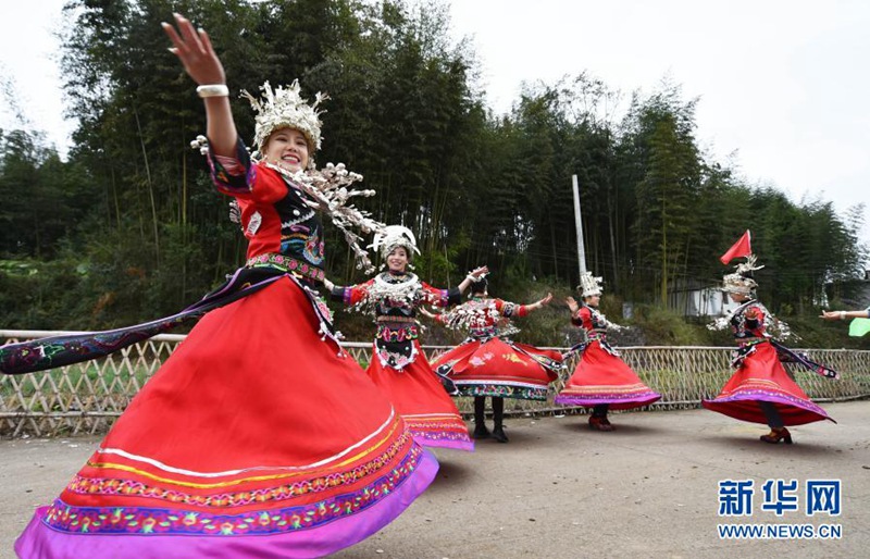 묘족 동포가 춤을 추며 축하하고 있다. [사진 출처: 신화사]