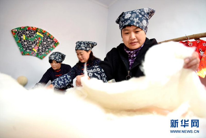 농가 부녀자들이 솜옷에 사용할 솜을 정리하고 있다. [사진 출처: 신화사]