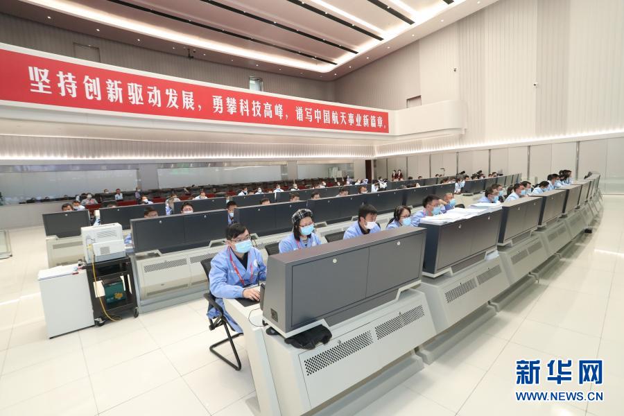 베이징비행통제센터에서 일하는 기술요원들 [사진 출처: 베이징항천비행통제센터 제공]