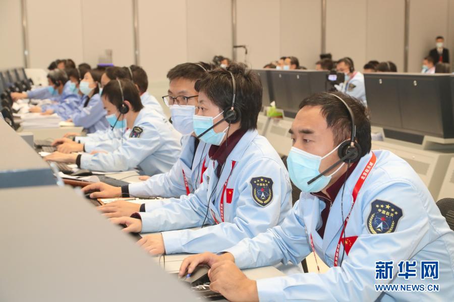 베이징비행통제센터에서 일하는 기술요원들 [사진 출처: 베이징항천비행통제센터 제공]