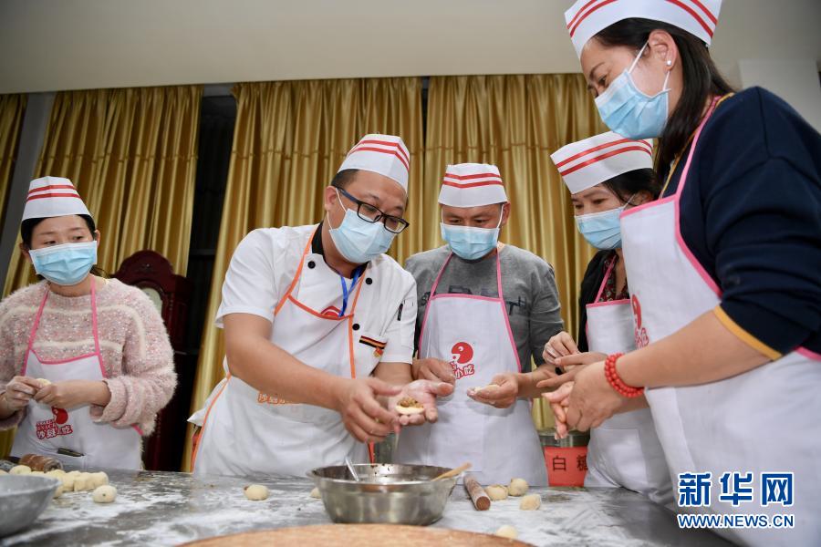 11월 23일 사현 먹거리 육성센터, 선생님(왼쪽 두 번째)이 수강생에서 사현 먹거리 만드는 법을 가르치고 있다. [사진 출처: 신화망]