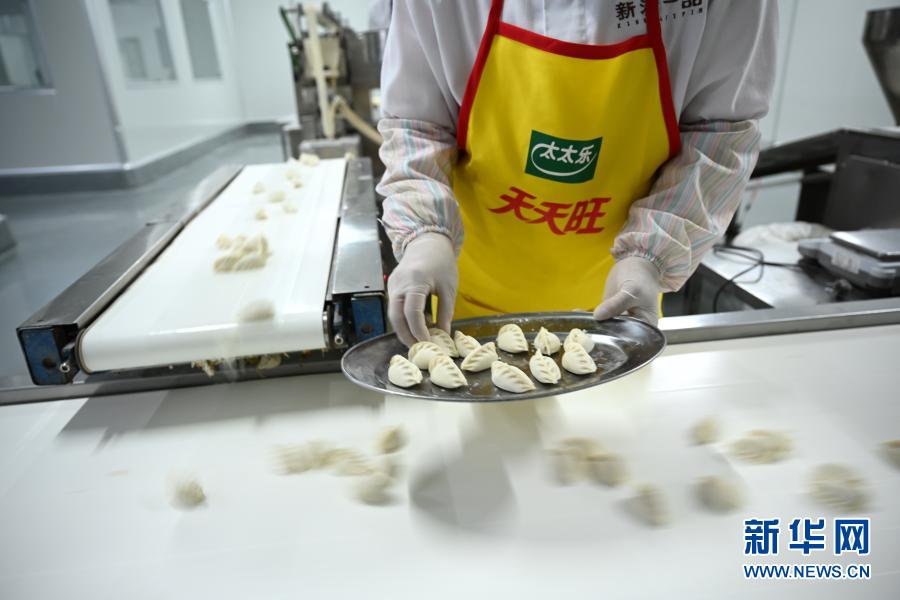 11월 18일 사현 먹거리 산업단지의 한 기업 직원이 찐만두를 생산한다. [사진 출처: 신화망]