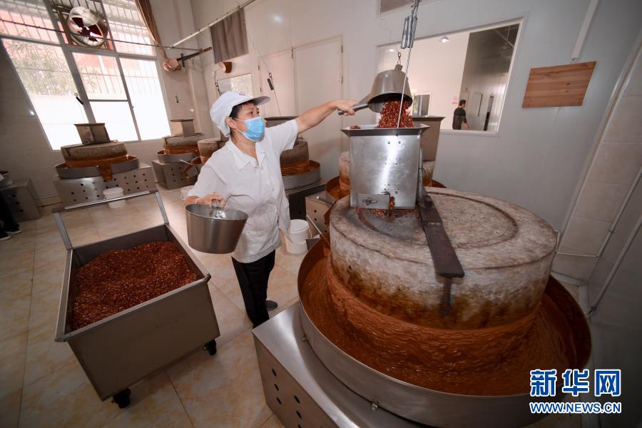 11월 18일 사현 먹거리 산업단지의 한 기업이 땅콩소스를 생산하고 있다. [사진 출처: 신화망]