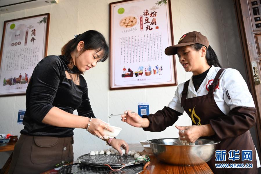 11월 18일 푸젠성 싼밍시 사현 원창먹자골목, 사현 먹거리 경영자가 두부완자(豆腐丸)를 만들고 있다. [사진 출처: 신화망]