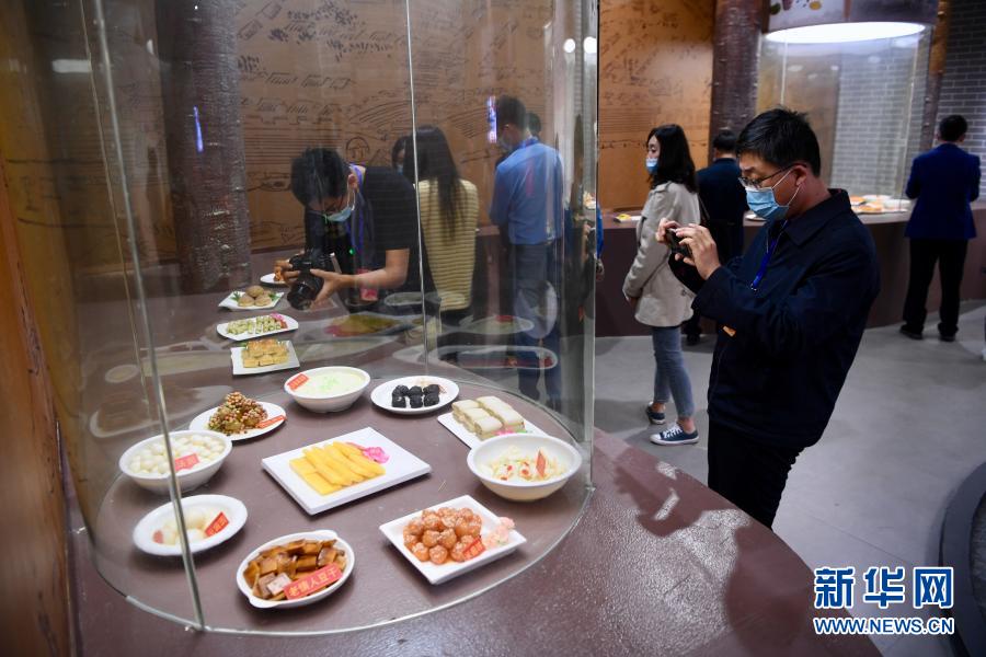 11월 23일 사람들이 사현 먹거리 민속문화관을 참관한다. [사진 출처: 신화망]