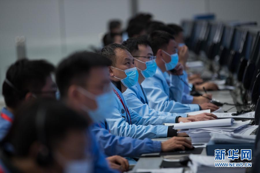 12월 6일 우주 기술요원들이 베이징 항천비행통제센터 지휘실에서 창어 5호 이륙선이 궤도선·귀환선 결합체와의 도킹 상황을 관측 중이다. [사진 출처: 신화망]