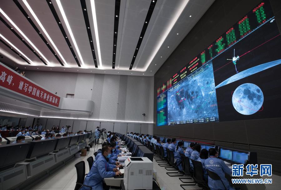 12월 6일 우주 기술요원들이 베이징 항천비행통제센터 지휘실에서 창어 5호 이륙선이 달 표본 샘플을 귀환선으로 이동시키는 상황을 관측 중이다. [사진 출처: 신화망]