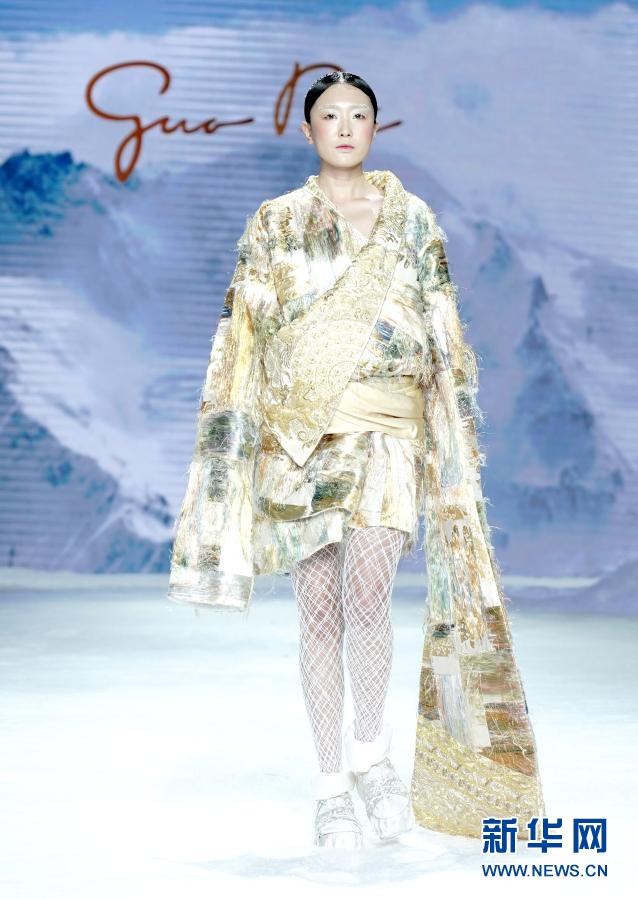 모델이 개막식에서 히말라야 테마의 고급 맞춤 패션을 선보이고 있다. [사진 출처: 신화망]