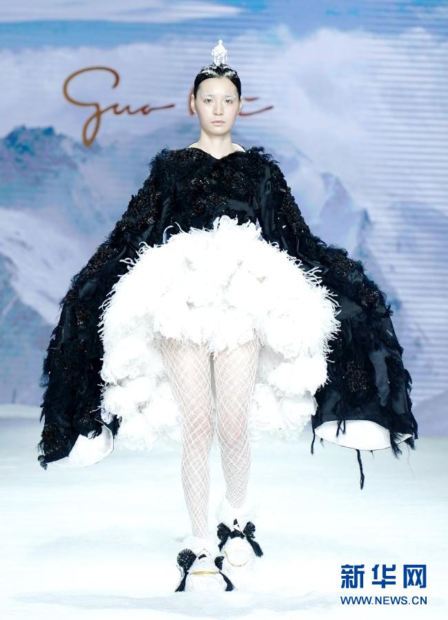 모델이 개막식에서 히말라야 테마의 고급 맞춤 패션을 선보이고 있다. [사진 출처: 신화망]