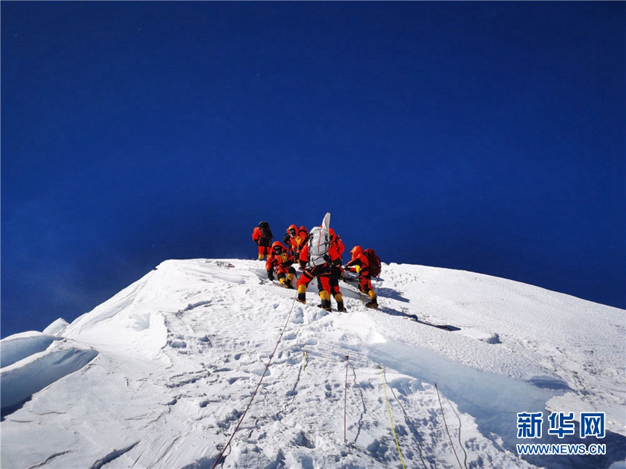 5월 27일 2020 주무랑마봉 고도 측량팀이 산 정상에 오르는 데 성공했다. [사진 출처: 신화망]