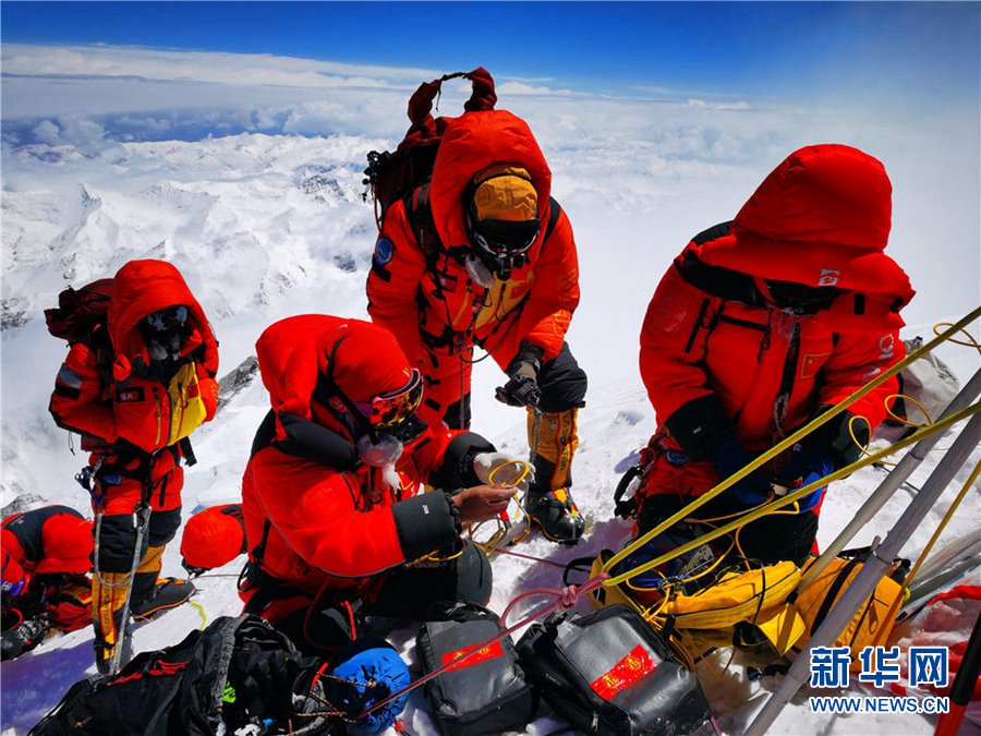 2020 주무랑마봉 고도 측량팀의 팀원들이 산 정상에서 측량 작업을 하고 있다. [사진 출처: 신화망]