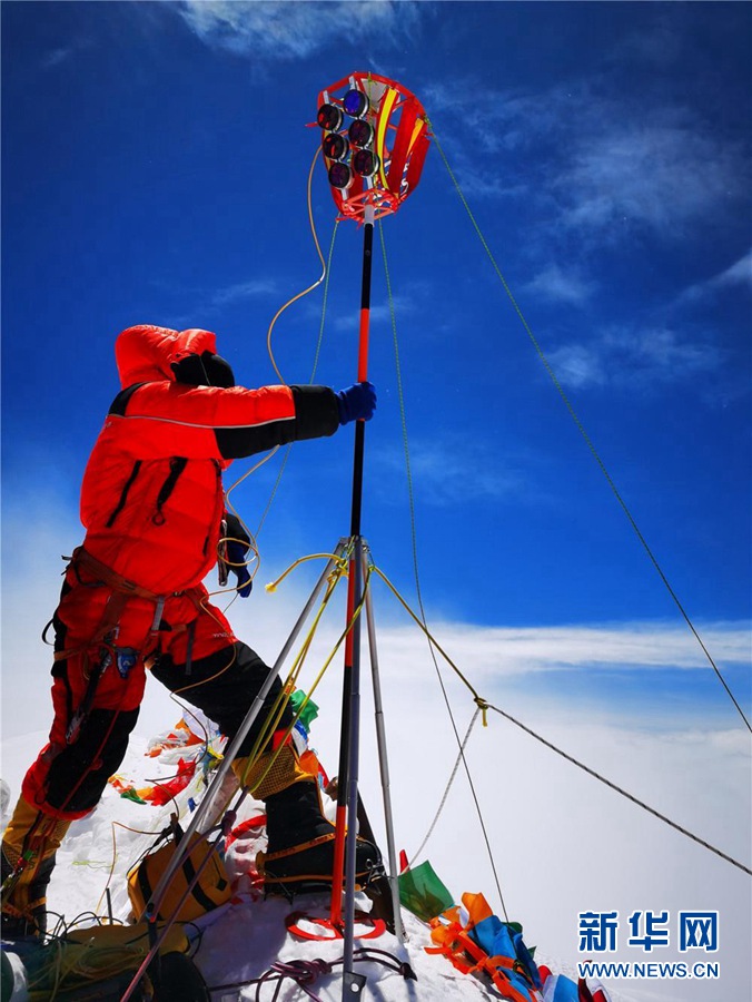 2020 주무랑마봉 고도 측량팀의 팀원이 산 정상에서 측량 작업을 하고 있다. [사진 출처: 신화망]