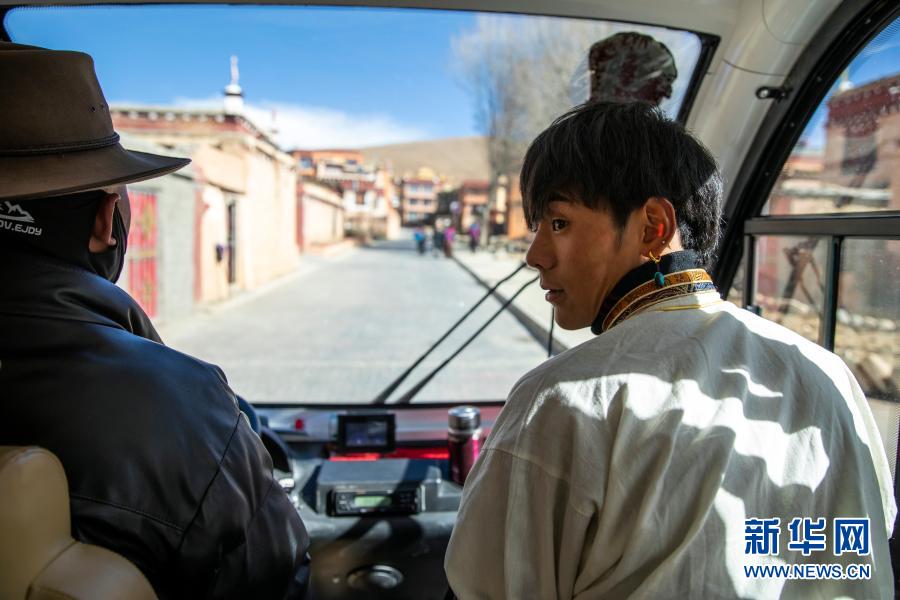 리탕현 러퉁고진에서 딩전(오른쪽)이 관광차에 앉아 일할 곳의 환경을 익히러 미니어처 박물관으로 가고 있다. [12월 2일 촬영/사진 출처: 신화망]
