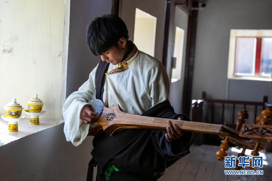 리탕현 러퉁고진의 히말라야의 소리 미니어처 박물관에서 딩전이 장족 전통 악기인 자무녜(紮木聶)를 연주하고 있다. [12월 2일 촬영/사진 출처: 신화망]