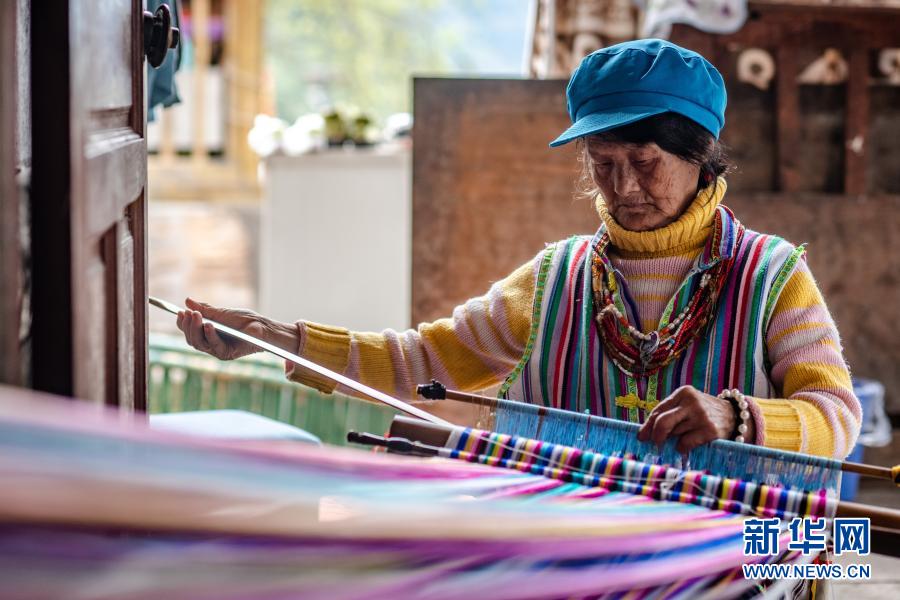 쿵당나 할머니는 독룡족 전통 담요를 짜고 있다. [10월 31일 촬영/사진 출처: 신화망]