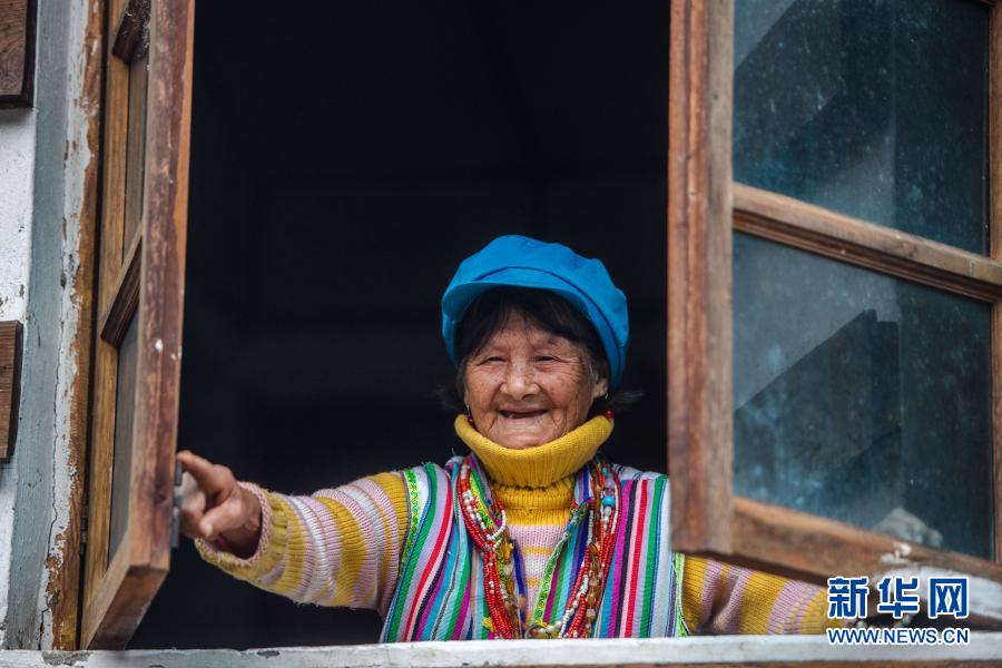 쿵당나 할머니가 창문을 닫으려 한다. [10월 31일 촬영/사진 출처: 신화망]