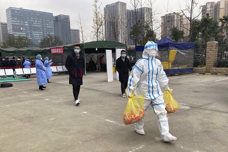 청두시 제1인민병원에서 직원이 핵산 검사 샘플을 검사 구역으로 운반하고 있다. [사진 출처: 신화망]