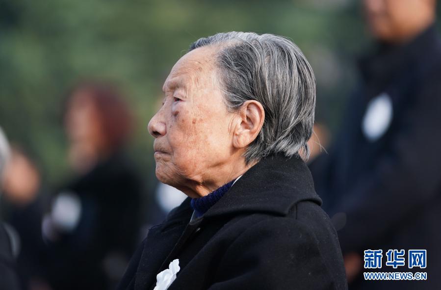 난징대학살 생존자 샤수친(夏淑琴, 앞쪽)이 추모식에 참석했다. [사진 출처: 신화망]