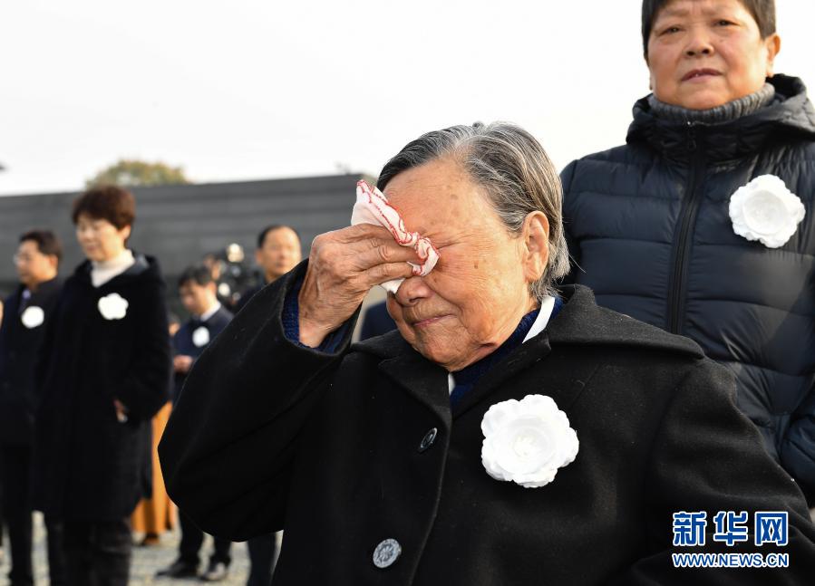 난징대학살 생존자 샤수친(夏淑琴, 앞쪽)이 추모식에 참석했다. [사진 출처: 신화망]