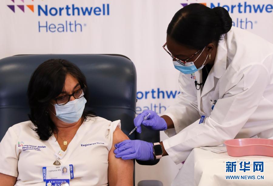 간호사 스태파니 캘(왼쪽)이 백신을 맞고 있다. [사진 출처: 신화망]