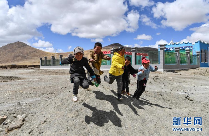 푸마장탕향 어린이들이 새로 설립한 유치원 앞에서 놀고 있다. [4월 16일 촬영/사진 출처: 신화망]