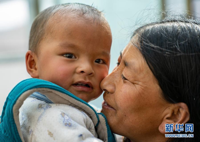 푸마장탕향   주민이 아이를 안고 있다. [4월 15일 촬영/사진 출처: 신화망]