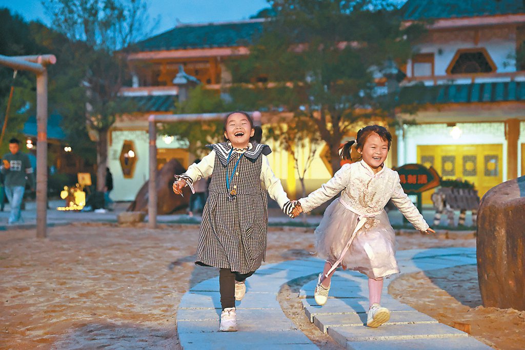 싼밍시 타이닝현 상칭(上靑)향 충지(崇際)촌 입구의 광장에서 아이들이 놀고 있다. 충지촌은 도로 녹화를 추진하고 하천을 정비해 마을의 면모를 새롭게 바꾸었다. [사진 출처: 인민일보]