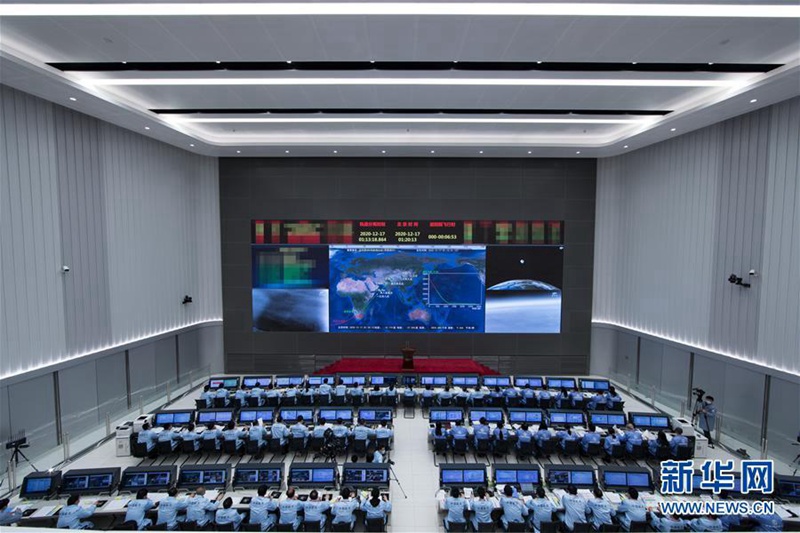 직원이 베이징 우주비행통제센터에서 창어 5호 귀환선의 착륙 상황을 모니터링하고 있다. [12월 17일 촬영/사진 출처: 신화망]