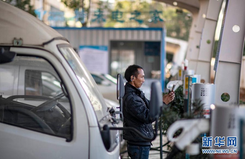 윈난(雲南) 쿤밍(昆明), 한 트럭 기자가 스캔 방법으로 전기를 충전하려 한다. [12월 2일 촬영/사진 출처: 신화망]
