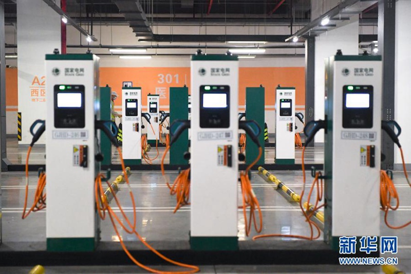 베이징 우커쑹(五棵松)체육센터 지하 주차장에 설치된 전기 자동차 충전소 [5월 16일 촬영/사진 출처: 신화망]