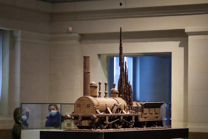 관광객들이 벨기에 브뤼셀의 열차 세계 박물관에서 ‘초콜렛 열차’ 테마 전시를 관람하고 있다. [사진 출처: 신화망]