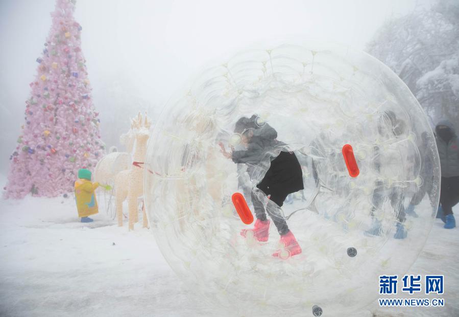 12월 12일, 어메이산 레이둥핑 스키장에서 한 어린이가 눈밭에서 조브볼 체험을 하고 있다. [사진 출처: 신화망]