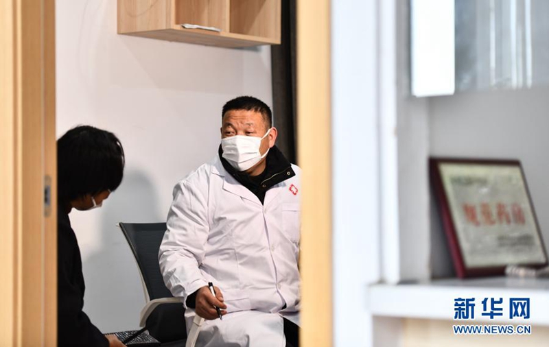 2020년 12월 15일, 위자쥔 씨가 새로운 ‘하이다오 진료소’에서 주민들을 진료 중이다. [사진 출처: 신화망]