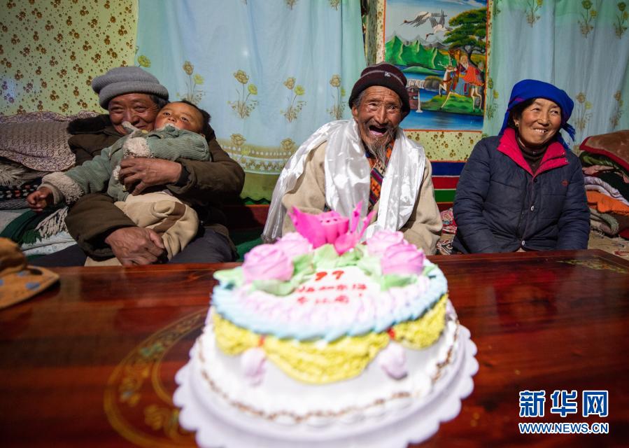 2019년 3월 20일, 시짱 라싸시 두이룽더칭구 딩가촌 바주 노인의 집에서 사람들이 노인의 99세 생일을 축하하고 있다. [사진 출처: 신화망]