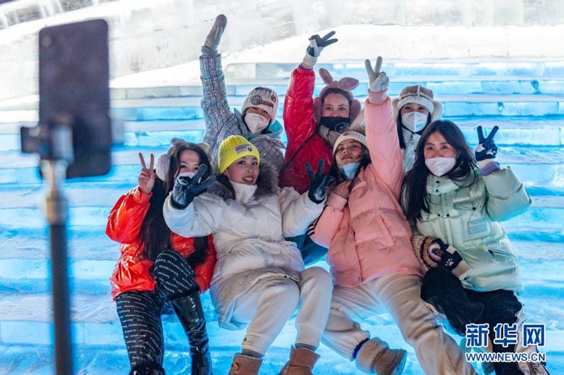 관광객들이 하얼빈 빙설대세계에서 셀카를 찍고 있다. [사진 출처: 신화망]