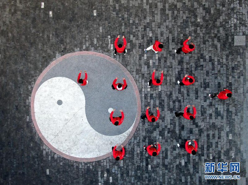 학생들이 천자거우의 한 가정 태극관에서 태극권을 연습하고 있다. [12월 14일 드론 촬영/사진 출처: 신화망]