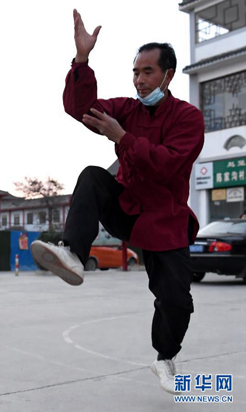 작은 광장에서 주민이 태극권을 연습하고 있다. [12월 14일 촬영/사진 출처: 신화망]