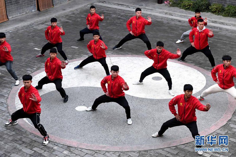 태극권 학교의 학생들이 태극권박물관 앞에서 태극권 공연을 하고 있다. [2018년 6월 29일 촬영/사진 출처: 신화망]