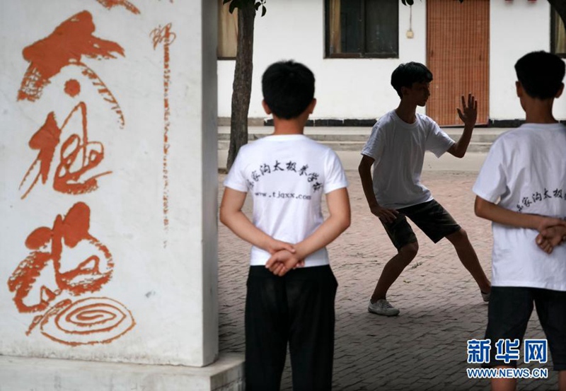 학생들이 천자거우의 한 가정 태극관에서 태극권을 연습하고 있다.[12월 14일 촬영/사진 출처: 신화망]