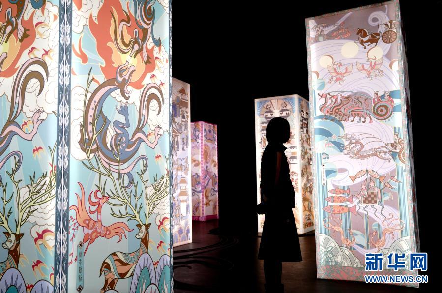1월 3일, 관광객이 중국풍 미학 뉴미디어 예술전을 관람하고 있다. [사진 출처: 신화망]